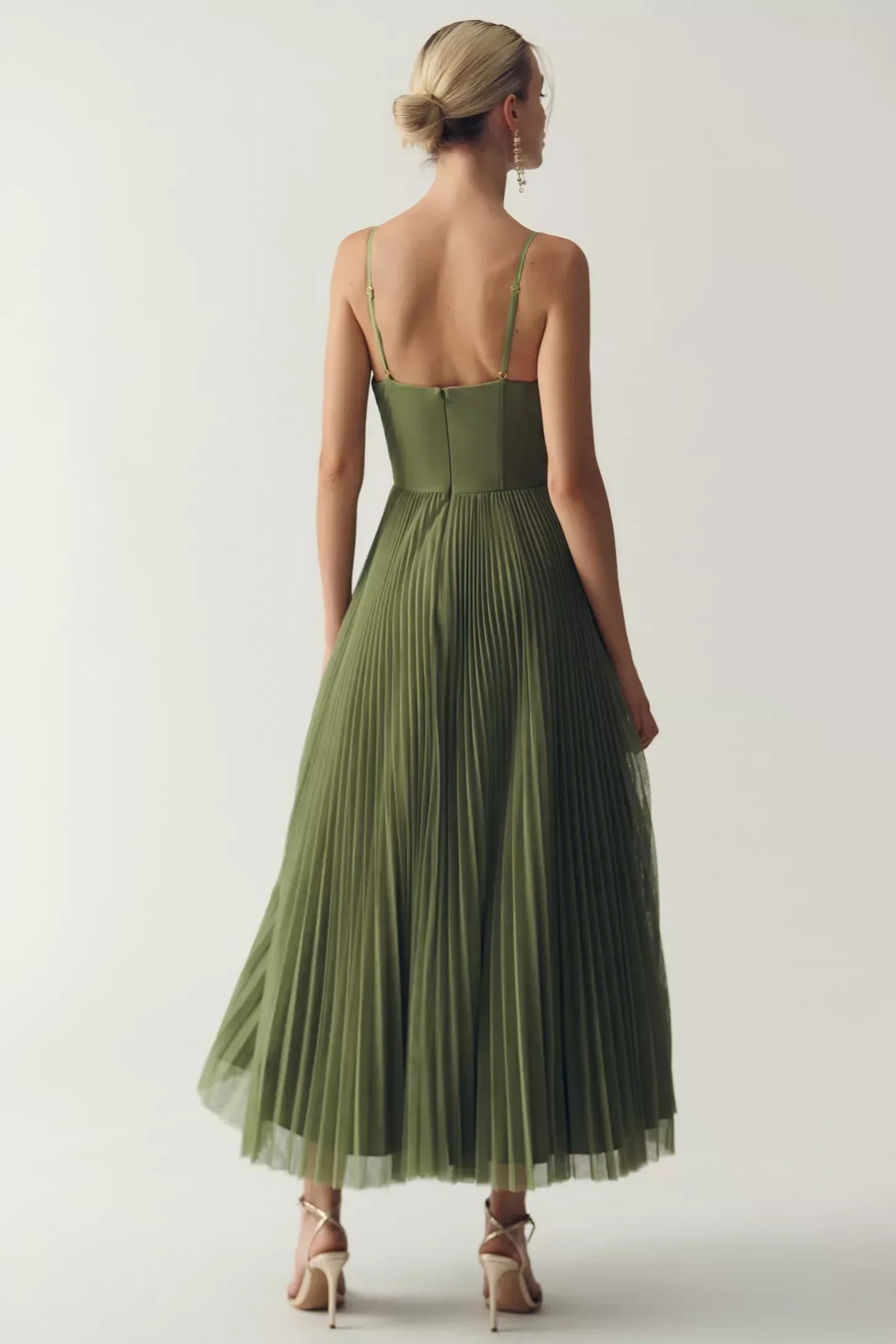 Olive Dress – Modern elegance with an open back