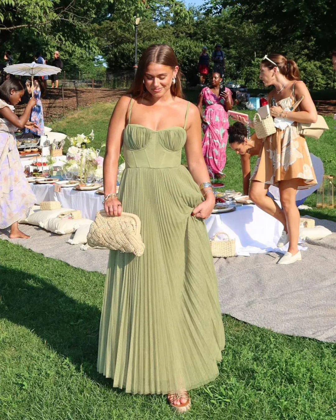 Olive Dress – Modern elegance with an open back