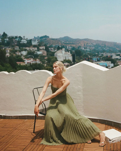 Olive Dress – Modern elegance with an open back