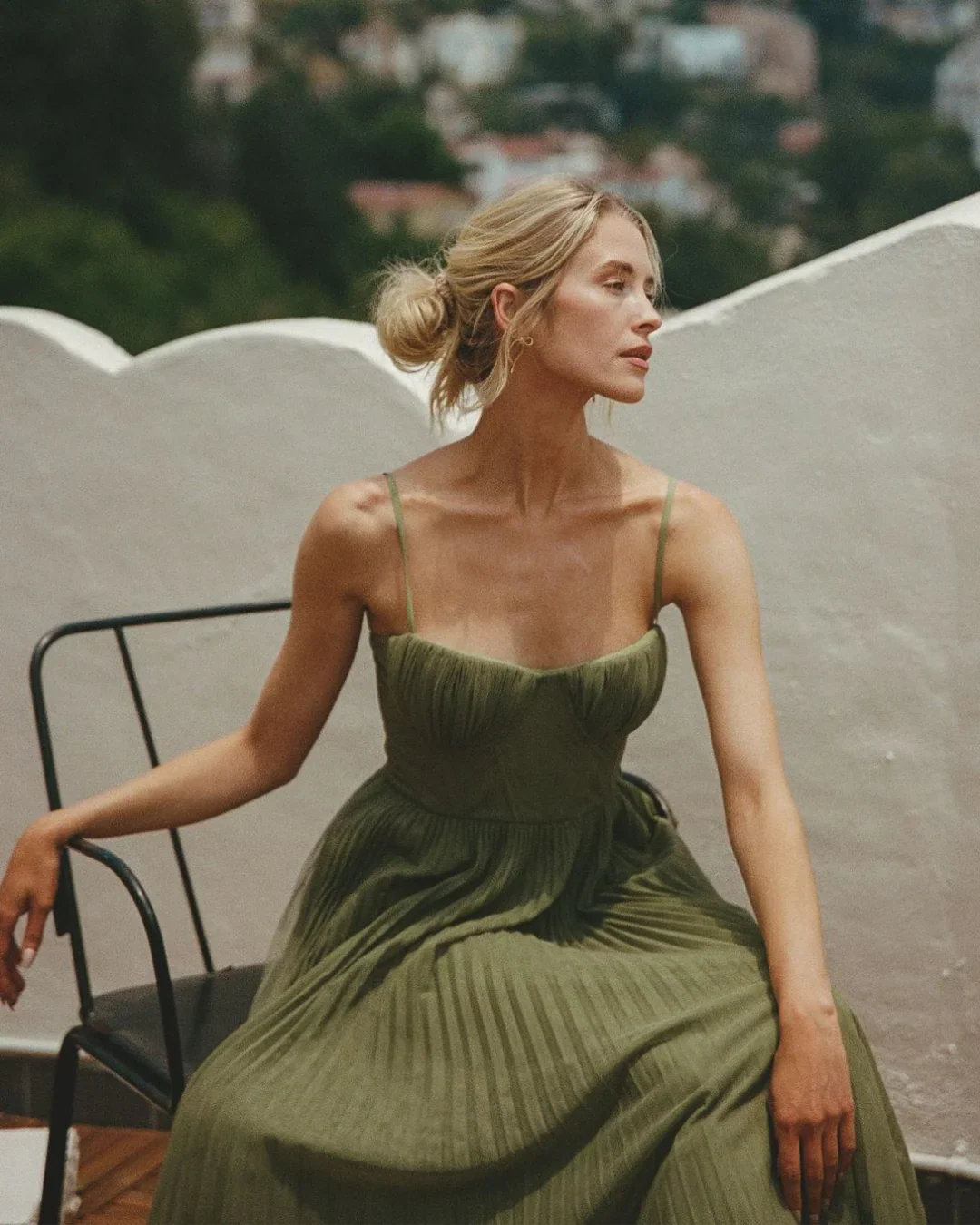 Olive Dress – Modern elegance with an open back