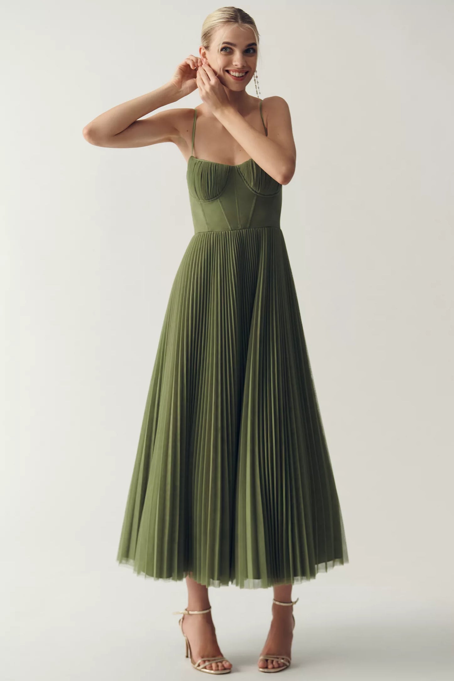 Olive Dress – Modern elegance with an open back