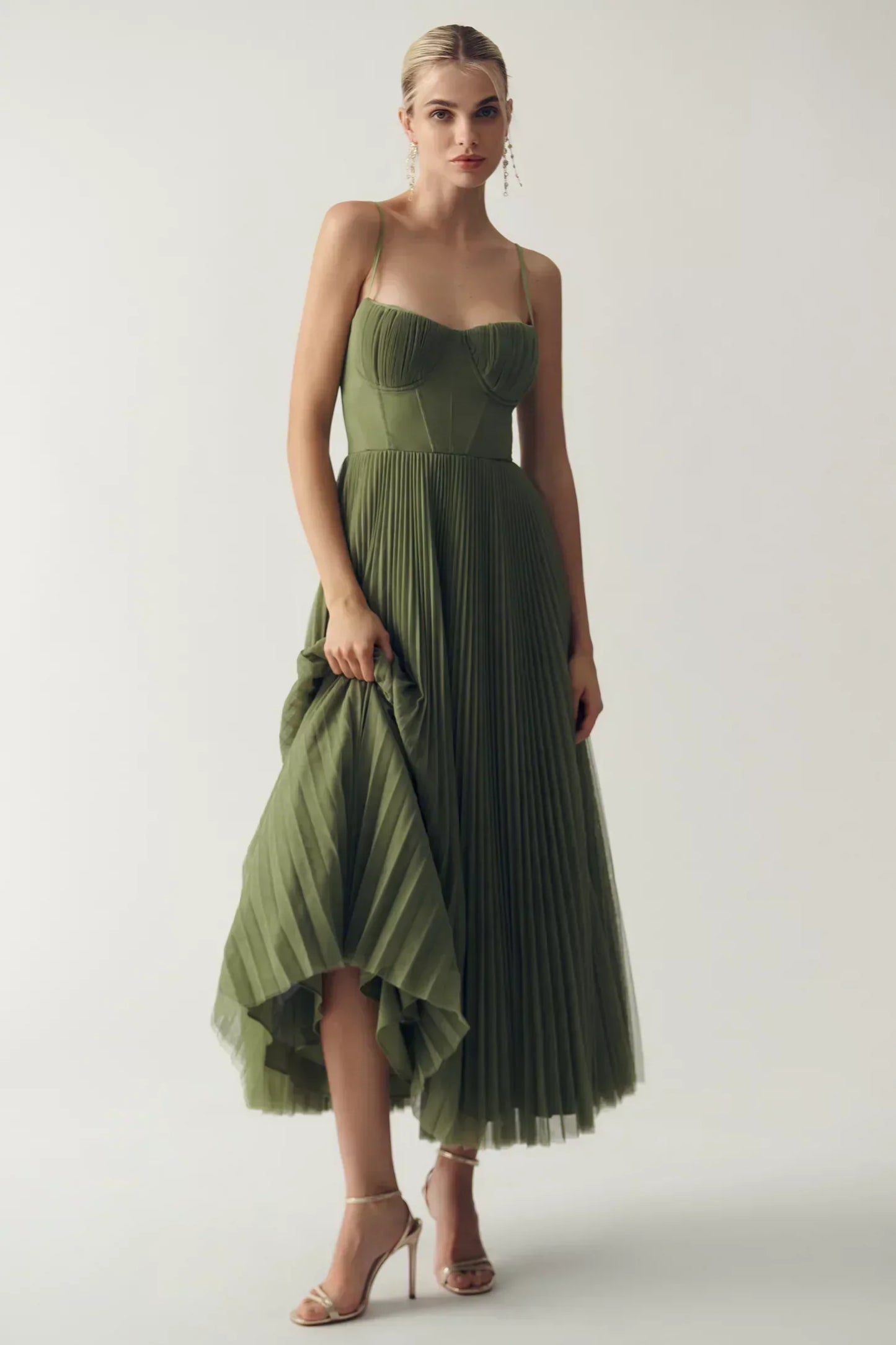 Olive Dress – Modern elegance with an open back